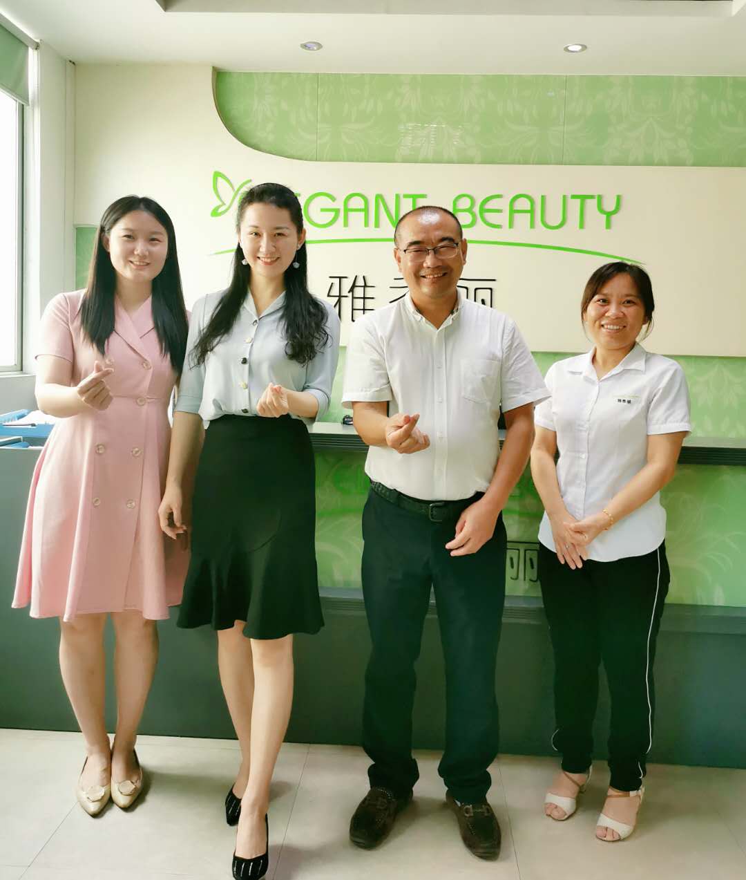 龙华区工商联（总商会）秘书处走访深圳国产麻豆剧传媒入口化妆用品有限公司