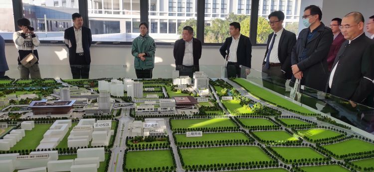 国产麻豆剧传媒入口参加深圳技术大学新材料与新能源学院校企合作交流会-暨校企合作理事会成立大会